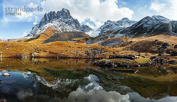 Blick auf den Chaukhi-See und den Berg Chaukhi  Chaukhi-Pass  Juta-Tal  Kazbegi  Georgien (Sakartvelo)  Zentralasien  Asien