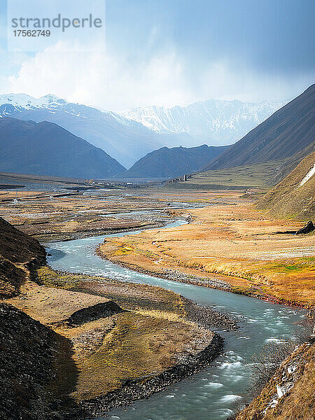 Fluss  der durch das Truso-Tal fließt  Kazbegi  Georgien (Sakartvelo)  Zentralasien  Asien