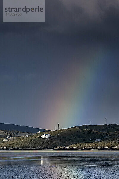 Regenbogen über dem Weiler Luskentyre über Luskentyre Sands  Isle of Harris  Äußere Hebriden  Schottland  Vereinigtes Königreich  Europa