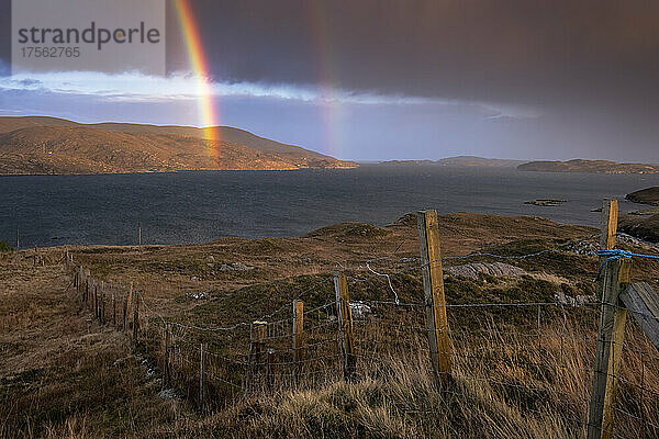 Doppelter Regenbogen über Loch an Tairbeairt in Richtung Leac Easgadail  Isle of Harris  Äußere Hebriden  Schottland  Vereinigtes Königreich  Europa