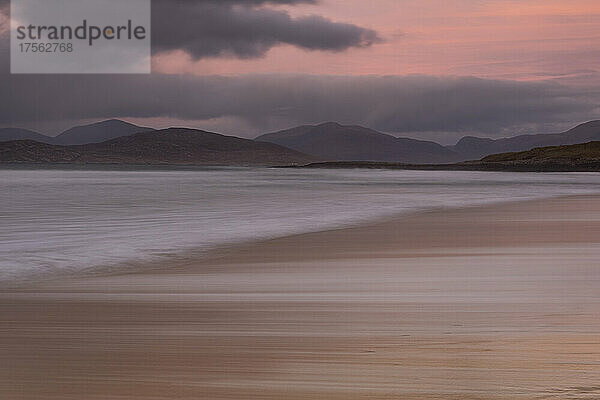 Scarista Beach vor der Kulisse der Harris Hills bei Sonnenuntergang  Isle of Harris  Äußere Hebriden  Schottland  Vereinigtes Königreich  Europa