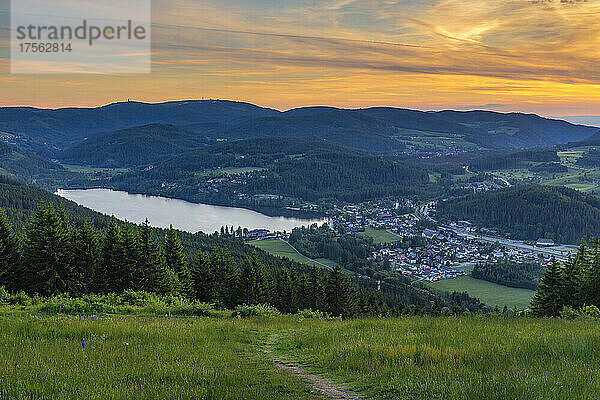 Blick vom Hochfirst über den Titisee zum Feldberg  Schwarzwald  Baden Württemberg  Deutschland  Europa