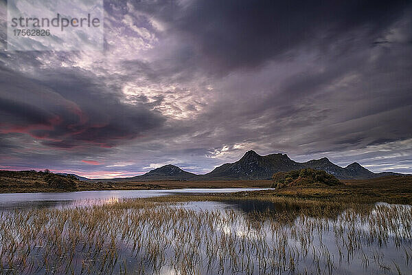 Ben Loyal in der Morgendämmerung über Lochan Hakel  nahe Tongue  Sutherland  Schottische Highlands  Schottland  Vereinigtes Königreich  Europa