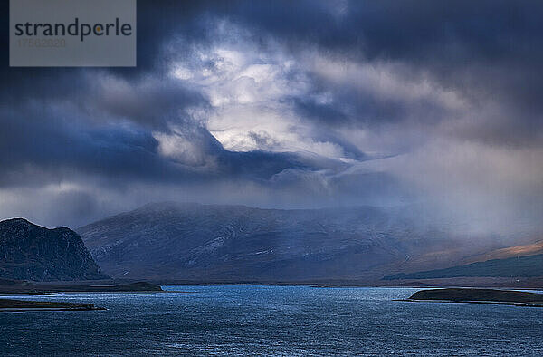 Dramatischer stürmischer Himmel über Loch Eriboll   Sutherland  Schottische Highlands  Schottland  Vereinigtes Königreich  Europa