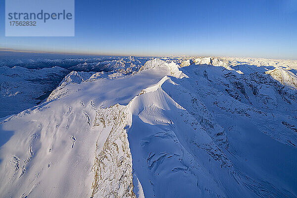 Luftaufnahme der schneebedeckten Gipfel Piz Palu  Piz Zupo und Piz Bernina im Licht des Sonnenaufgangs  Engadin  Kanton Graubünden  Schweiz  Europa