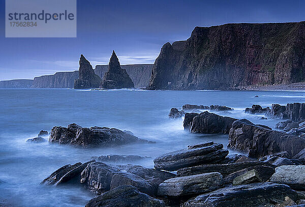 Duncansby Head und Sea Stacks in der Morgendämmerung  Caithness  Schottische Highlands  Schottland  Vereinigtes Königreich  Europa