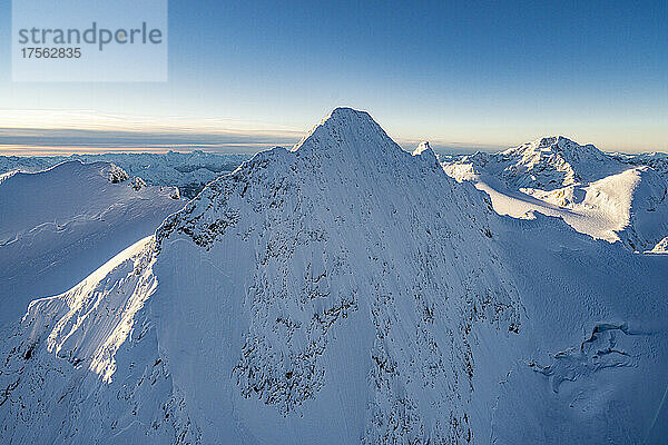 Schneebedeckte Felswand des Monte Disgrazia und Piz Gluschaint im Winter  Luftaufnahme  Engadin  Kanton Graubünden  Schweiz  Europa