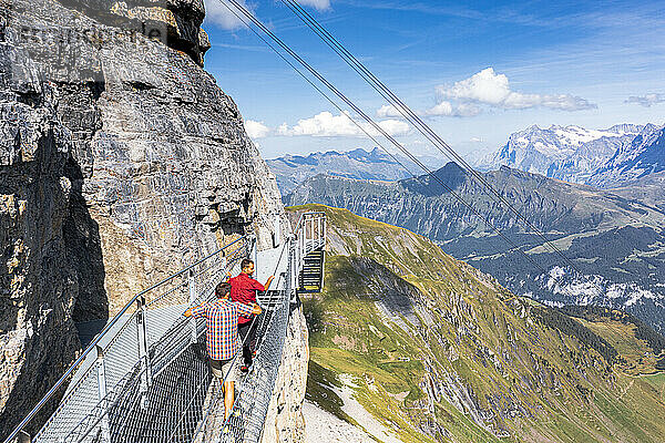 Menschen auf dem Thrill Walk  einem Stahlweg entlang einer steilen Felswand  Murren Birg  Jungfrau Region  Kanton Bern  Schweiz  Europa