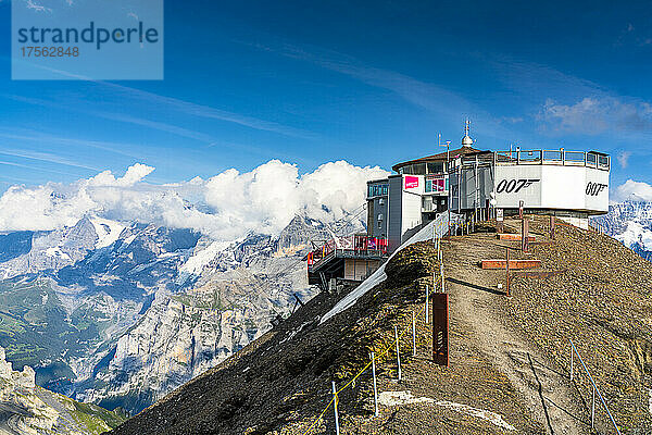 Seilbahnstation auf dem Gipfel des Schilthorns mit Restaurant Piz Gloria  Murren  Jungfrau Region  Berner Oberland  Schweizer Alpen  Schweiz  Europa