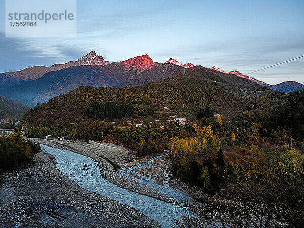 Sonnenuntergang in Racha-Lechkhumi  Georgien (Sakartvelo)  Zentralasien  Asien