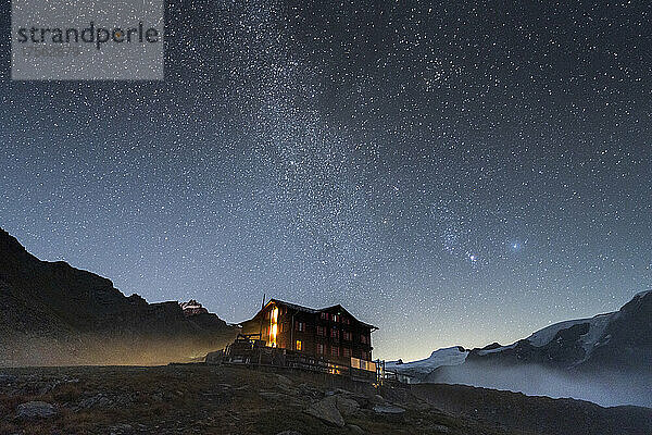 Beleuchtetes Berghüttenhotel unter den Sternen  Fluhalp  Zermatt  Kanton Wallis  Schweiz  Europa