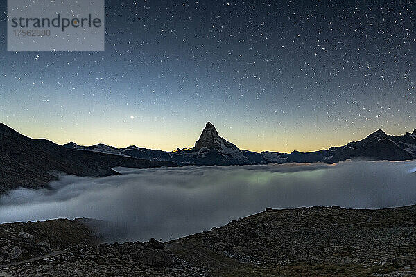 Sternennacht über dem Matterhorn im Nebel  Zermatt  Kanton Wallis  Schweizer Alpen  Schweiz  Europa