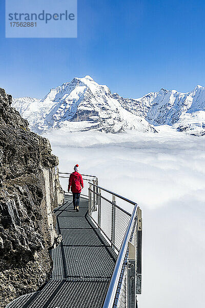 Frau bewundert die Jungfrau im Nebel vom Thrill Walk Panoramaweg  Murren Birg  Kanton Bern  Schweizer Alpen  Schweiz  Europa