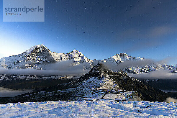 Nachtansicht der schneebedeckten Berge Eiger  Mönch und Jungfrau vom Mannlichen aus  Kanton Bern  Schweizer Alpen  Schweiz  Europa