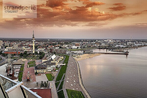 Blick von oben auf Richtfunkturm  Schifffahrtsmuseum und Weser  Abendhimmel  Stadtteil Mitte  Bremerhaven  Bremen  Deutschland  Europa