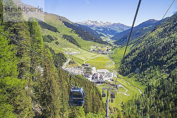 Bergbahn Gletscherbus oberhalb der Talstation des Hintertuxer Gletschers  hinten der Ort Hitnertux  Tuxertal  Tirol