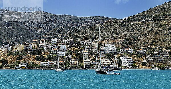 Kleine Villen im Hügel nahe der Insel Spinalonga im Mittelmeer  Kreta  Griechenland  Europa