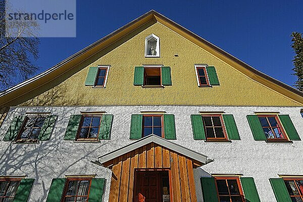 Fassade mit Holzschindeln und Marienfigur  Rechtis  Allgäu  Bayern  Deutschland  Europa