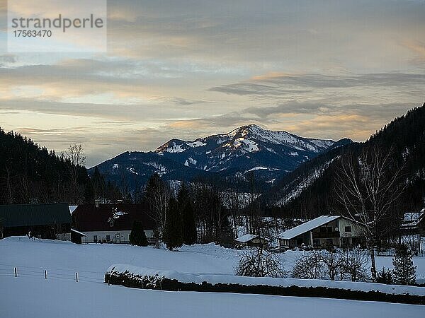 Abendwolken über schneebedeckten Bergen  Blick vom Erbsattel in Richtung St. Gallen  Nationalpark Gesäuse  Steiermark  Österreich  Europa