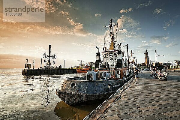 Boot am Seebäderkaje bei Sonnenuntergang  Havenwelten  Bremerhaven  Bremen  Deutschland  Europa