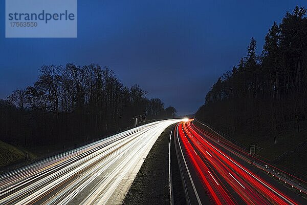 Autobahn mit Ampelanlage  bei Nacht  Lichtspuren  Deutschland  Europa