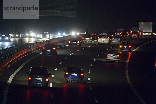 Verkehr auf der Autobahn bei Nacht  Deutschland  Europa