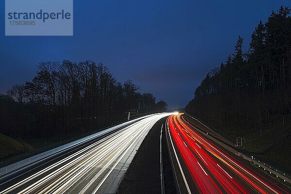 Autobahn mit Ampelanlage  bei Nacht  Lichtspuren  Deutschland  Europa