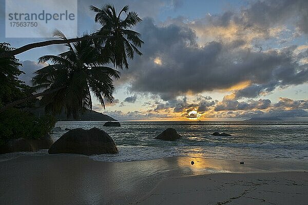 Sonnenuntergang am Strand von Beau Vallon  Mahe  Seychellen  Afrika