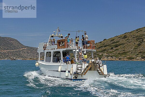 Boot mit Touristen auf der Fahrt zur Insel Spinalonga im Mittelmeer  Kreta  Griechenland  Europa