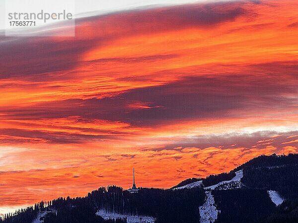 Wolken über dem Gipfel der Mugel im Morgenrot bei Sonnenaufgang  Mugel  Leoben  Steiermark  Österreich  Europa