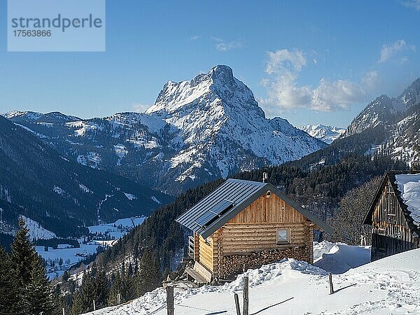 Hütte in Winterlandschaft  hinten Admonter Reichenstein  auf dem Weg zur Ebner Alm  Johnsbacher Almenrunde  Nationalpark Gesäuse  Steiermark  Österreich  Europa