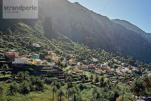 Oberes Tal des Valle Gran Rey  Ackerterrassen und bunte Häuser  La Gomera  Kanarische Inseln  Spanien  Europa