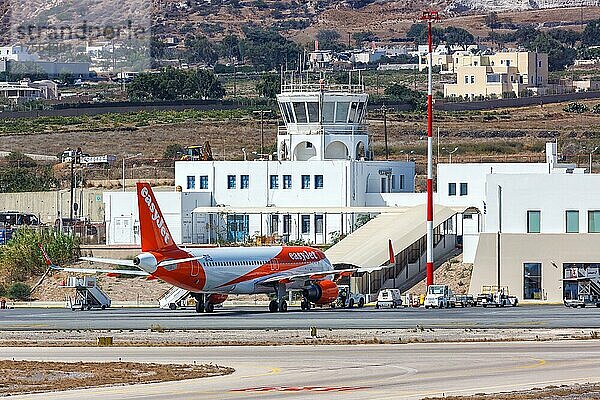 Ein Airbus A320 Flugzeug der EasyJet mit dem Kennzeichen OE-IJZ auf dem Flughafen in Santorin  Griechenland  Europa