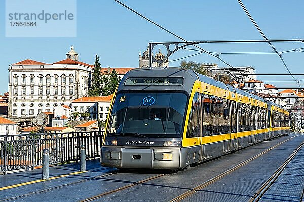 Moderne Stadtbahn Metro do Porto Straßenbahn Tram ÖPNV öffentlicher Nahverkehr Transport Verkehr auf der Brücke Ponte Dom Luis I in Porto  Portugal  Europa