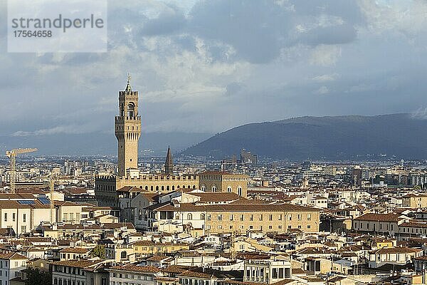 Blick vom Piazzale Michelangelo auf den Palazzo Vecchio  Florenz  Italien  Europa