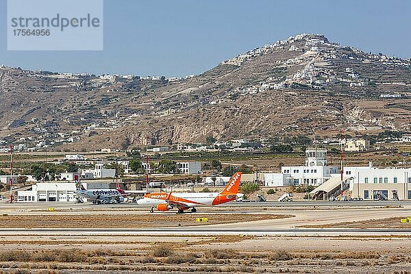 Ein Airbus A320 Flugzeug der EasyJet mit dem Kennzeichen OE-IJZ auf dem Flughafen in Santorin  Griechenland  Europa