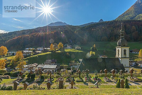 Bergfriedhof mit Pfarrkirche St. Sebastian Ramsau  Berchtesgadener Land  Oberbayern  Bayern  Deutschland  Europa