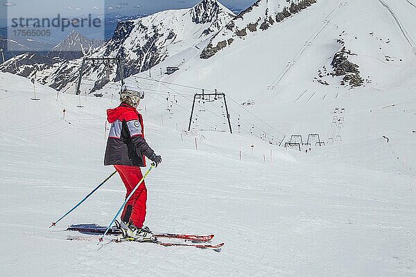 Skifahrerin auf Gletscher Skipiste Olperer  Hintertuxer Gletscherskigebiet im Sommer  Tuxeertal  Tirol