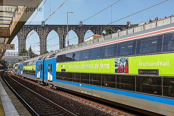 Fertagus Zug am Aquädukt Aqueduto das Aguas Livres Eisenbahn Bahn in Lissabon  Portugal  Europa