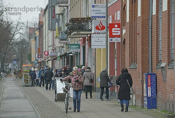 Straßenszene  Passanten  Bernauer Straße  Oranienburg  Landkreis Oberhavel  Brandenburg  Deutschland  Europa