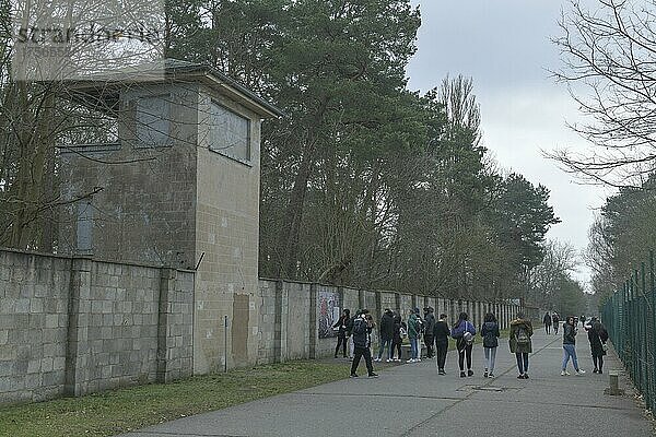 Lagerstraße mit Wachturm  Gedenkstätte und Museum Konzentrationslager Sachsenhausen  Oranienburg  Landkreis Oberhavel  Brandenburg  Deutschland  Europa