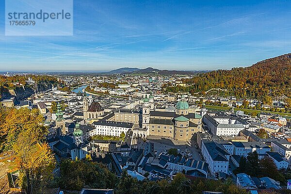 Blick von der Festung Hohensalzburg  Altstadt mit Dom zu Salzburg  Salzburg an der Salzau  Salzburger Land  Österreich  Europa