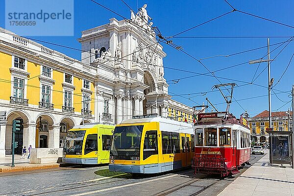 Straßenbahnen Trams Lissabon ÖPNV öffentlicher Nahverkehr Transport Verkehr am Triumphbogen in Lissabon  Portugal  Europa