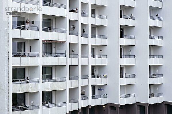 Fassade eines Apartmenthaus mit Balkonen  Cuxhaven  Niedersachsen  Deutschland  Europa