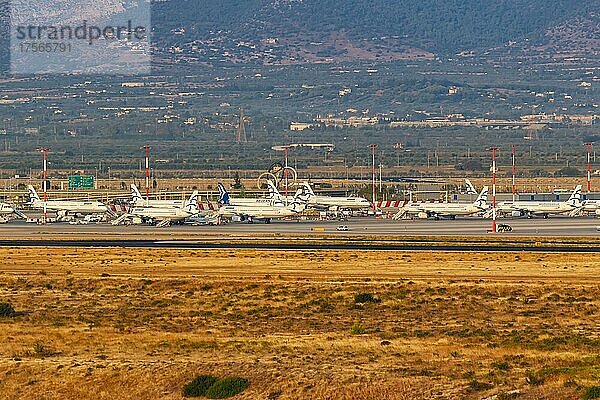 Airbus Flugzeuge der Aegean Airlines auf dem Flughafen in Athen  Griechenland  Europa