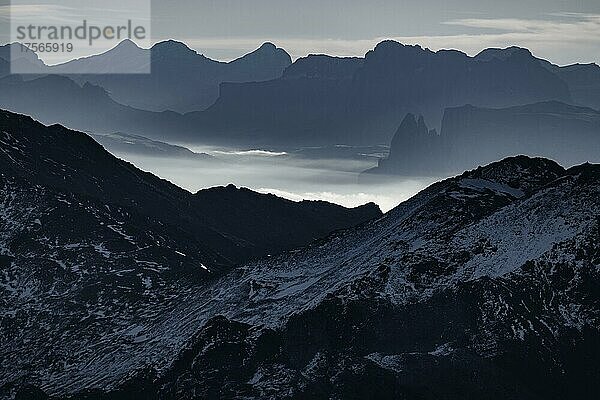 Dunst im Tal mit Südtiroler Bergen bei blauer Stunde  Martelltal  Naturns  Südtirol  Italien  Europa