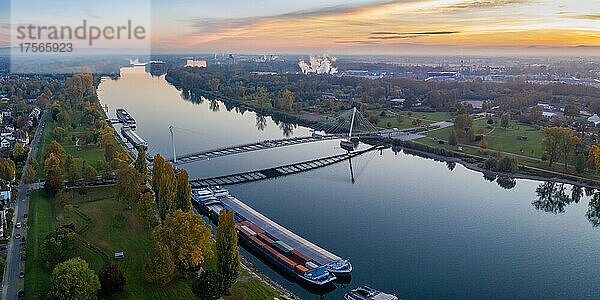 Brücke der zwei Ufer über Fluss Rhein zwischen Deutschland und Frankreich Luftbild Panorama in Kehl  Deutschland  Europa