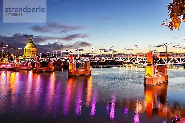 Brücke Pont Saint-Pierre mit Fluss Garonne in Toulouse  Frankreich  Europa