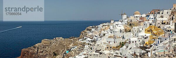 Insel Santorini Ferien Reise reisen Stadt Oia am Mittelmeer Panorama mit Windmühlen in Santorin  Griechenland  Europa