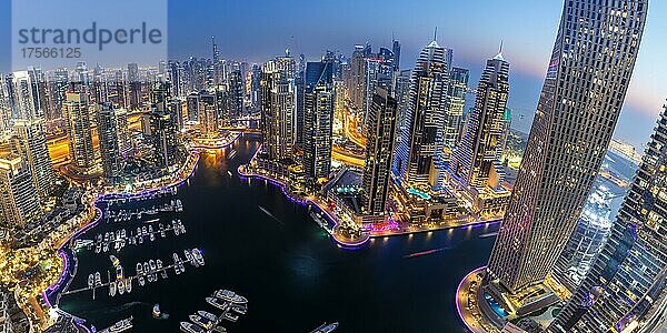 Dubai Marina Hafen Skyline Architektur Urlaub Übersicht bei Nacht Panorama in Dubai  Vereinigte Arabische Emirate  Asien